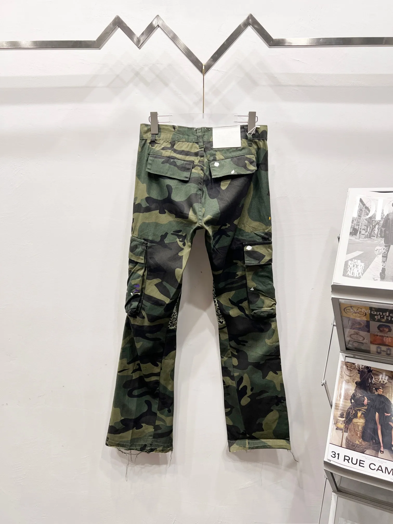 p260 Style No.: (c069) GALLERY DEPT. 2025 new camouflage stitching hand-painted multi-pocket couple style loose bootcut jeans. Top ceiling quality. Styles with different washed textures. Very friendly to people with thin legs and thick legs. The bootcut style is very flattering to the leg shape. Moderate length that never goes out of style. Easy to match. Basic styling for various styles. A must-have in the wardrobe! The fabric is stiff but also makes the upper body soft without losing texture. The washing process is even more perfect. It is a must-have item for everyone! ! ! Washed wheat, hang tag, pants label, complete with three labels Color: camouflage green Size: 28, 30, 32, 34, 36 (five sizes)